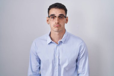 İş kıyafetleri ve gözlük takan yakışıklı İspanyol bunalımlı ve sıkıntılı, sinirli ve korkmuş. hüzünlü ifade. 