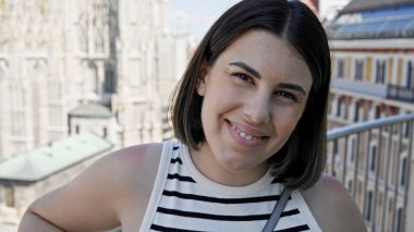 Aziz Stephen Katedrali 'nde kendinden emin gülümseyen güzel İspanyol kadın.