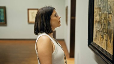 Güzel İspanyol bir kadın Viyana 'daki Albertina Müzesi' nde sanat galerisini ziyaret ediyor.