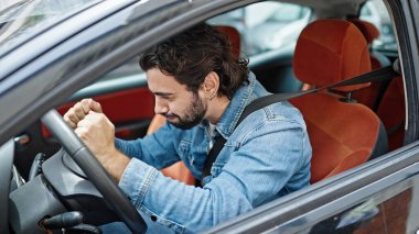 Genç İspanyol adam sokakta araba sürerken strese girdi.