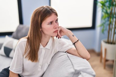 Evdeki koltukta oturan genç sarışın kadın strese girdi.