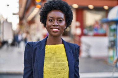 Genç Afro-Amerikan kadın iş adamı. Sokakta kendine güvenen.