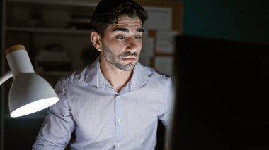 Ofiste çalışan İspanyol bir iş adamı bilgisayar kullanıyor.