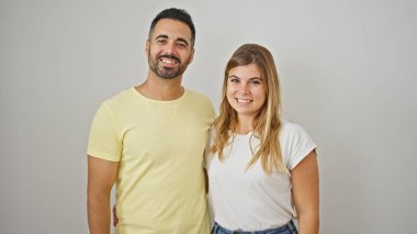 Kadın ve erkek gülümsüyor. Birbirlerine sarılıyorlar. İzole edilmiş beyaz arka planda.