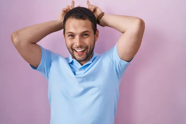 Hispanic Mann Steht Über Rosa Hintergrund Posiert Lustig Und Verrückt — Stockfoto