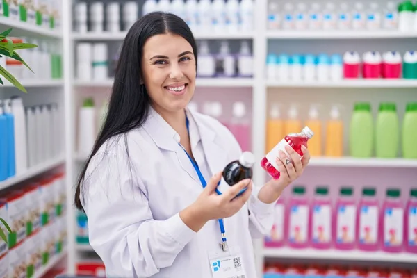 Jovem Bela Mulher Hispânica Farmacêutica Sorrindo Confiante Segurando Garrafas Medicação — Fotografia de Stock