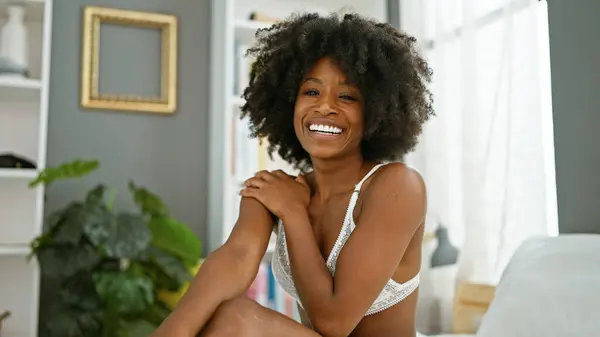 Afroamerykanka Uśmiecha Się Pewnie Siedząc Łóżku Seksownie Wyglądając Sypialni — Zdjęcie stockowe