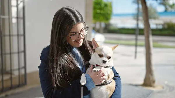 Jonge Spaanse Vrouw Met Chihuahua Hond Glimlachend Vol Vertrouwen Straat — Stockfoto