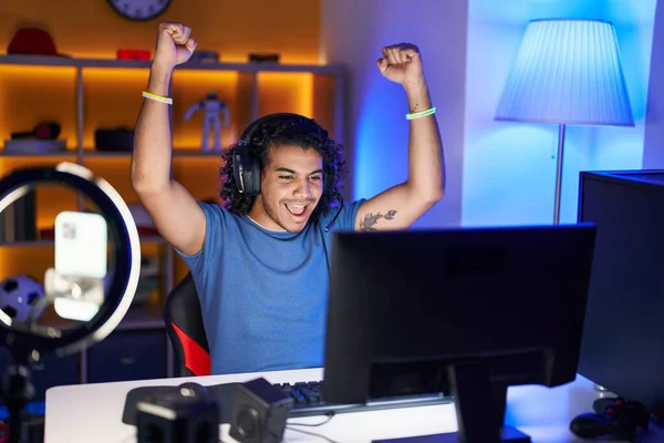 Young Latin Man Streamer Playing Video Game Winner Expression Gaming — Φωτογραφία Αρχείου