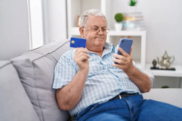 Μεσήλικας Γκριζομάλλης Άντρας Που Χρησιμοποιεί Smartphone Και Πιστωτική Κάρτα Κάθεται — Φωτογραφία Αρχείου