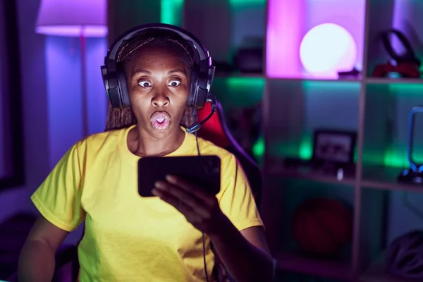 African American Woman Playing Video Games Smartphone Scared Amazed Open — Stock Photo, Image