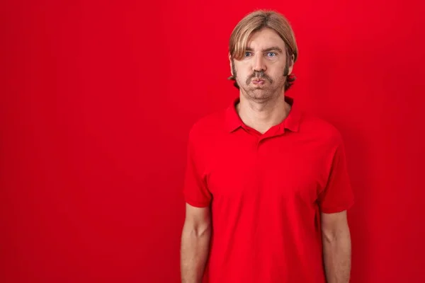 Kaukasischer Mann Mit Schnurrbart Der Vor Rotem Hintergrund Steht Und — Stockfoto