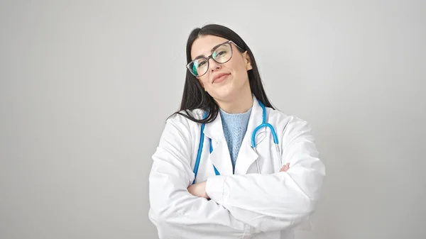Jovem Hispânico Mulher Médico Sorrindo Confiante Com Braços Cruzados Gesto — Fotografia de Stock