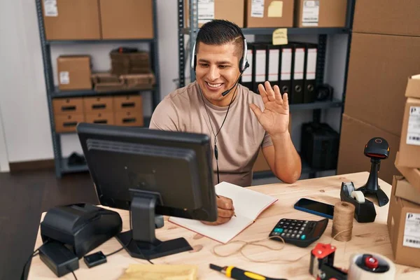 Jovem Hispânico Trabalhando Comércio Eletrônico Pequenas Empresas Olhando Positivo Feliz — Fotografia de Stock