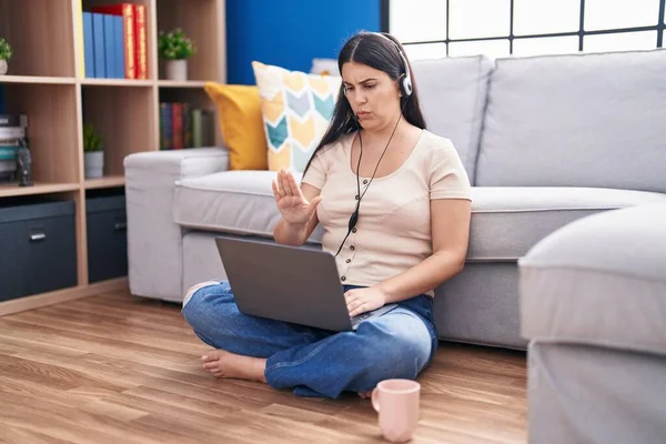 Jonge Spaanse Vrouw Met Laptop Thuis Met Open Hand Doen — Stockfoto