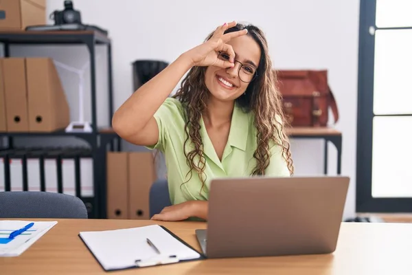 Ofiste Çalışan Genç Spanyol Kadın Gözlük Takıyor Hareketi Yapıyor Gülümsüyor — Stok fotoğraf