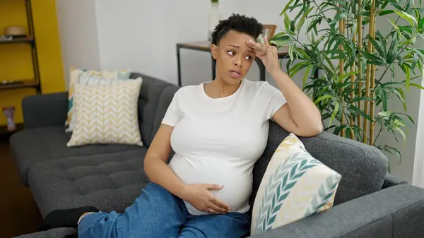 Junge Schwangere Frau Sitzt Auf Sofa Und Leidet Unter Kopfschmerzen — Stockfoto
