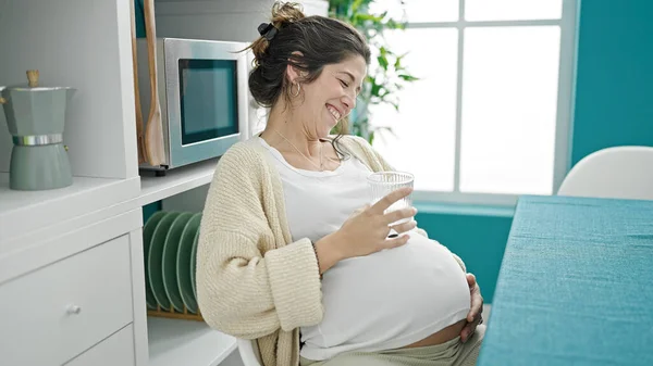 Mladá Těhotná Žena Usměvavá Sebevědomá Pitná Voda Jídelně — Stock fotografie