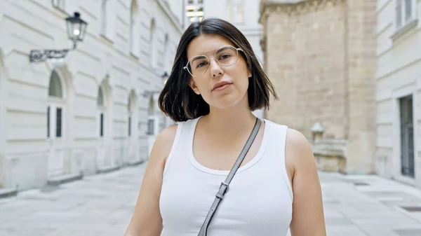 Ung Vacker Latinamerikansk Kvinna Står Med Allvarliga Uttryck Gatorna Wien — Stockfoto