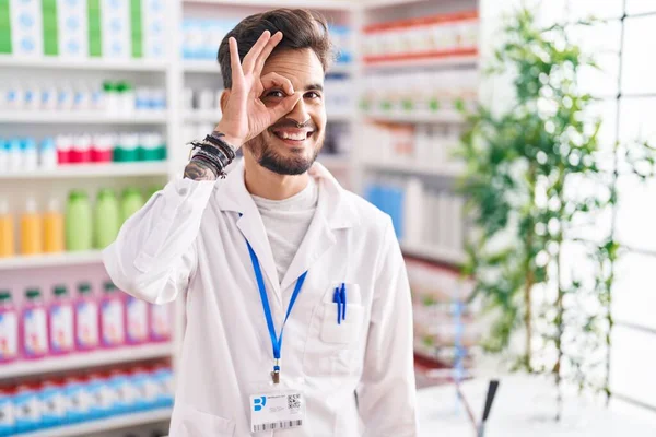 Joven Hombre Hispano Con Tatuajes Trabajando Farmacia Droguería Sonriendo Feliz — Foto de Stock