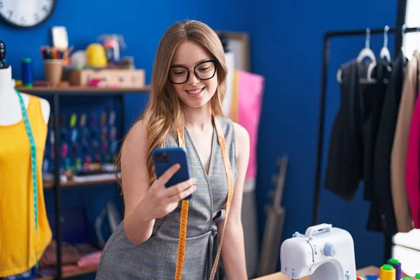 Mujer Joven Sastre Sonriendo Confiado Usando Teléfono Inteligente Fábrica Ropa — Foto de Stock