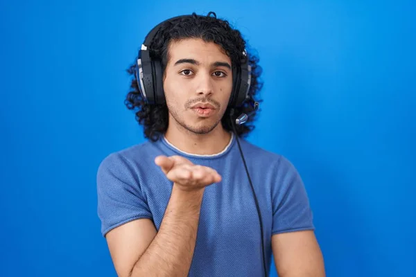 Hispanic Man Med Lockigt Hår Lyssnar Musik Med Hörlurar Tittar — Stockfoto