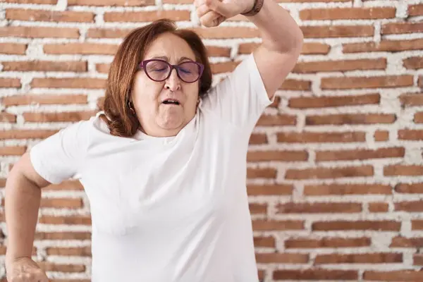 Mujer Mayor Con Gafas Pie Sobre Pared Ladrillos Que Extiende —  Fotos de Stock