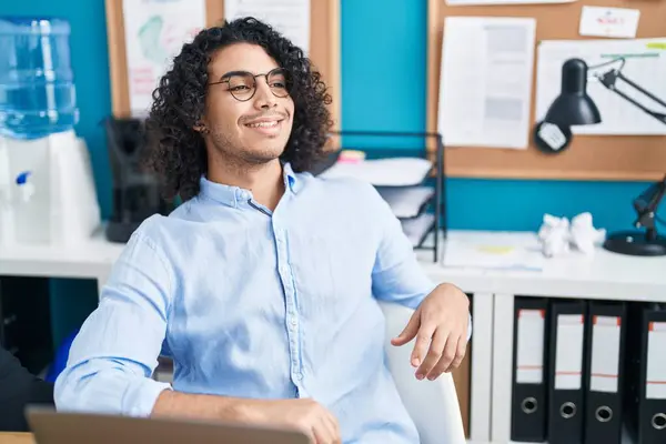 Young Latin Man Business Worker Smiling Confident Sitting Table Office — ストック写真