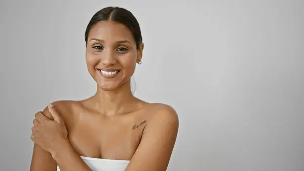 Junge Lateinische Frau Lächelt Selbstbewusst Und Berührt Den Arm Vor — Stockfoto