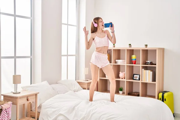 Mujer Rubia Joven Cantando Canción Bailando Cama Dormitorio —  Fotos de Stock