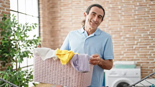 Orta Yaşlı Bir Adam Çamaşır Odasında Elinde Sepet Tutarak Gülümsüyor — Stok fotoğraf