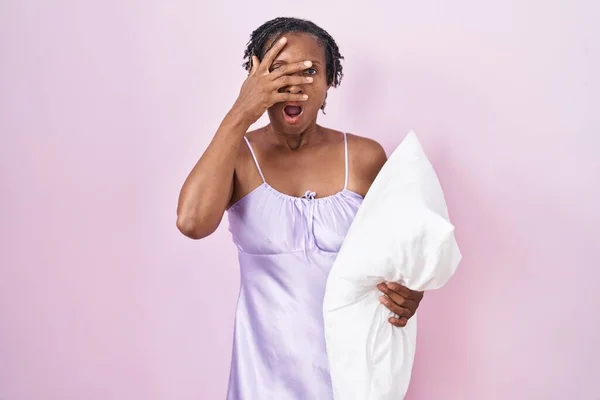 African Woman Dreadlocks Wearing Pajama Hugging Pillow Peeking Shock Covering — Stock Photo, Image