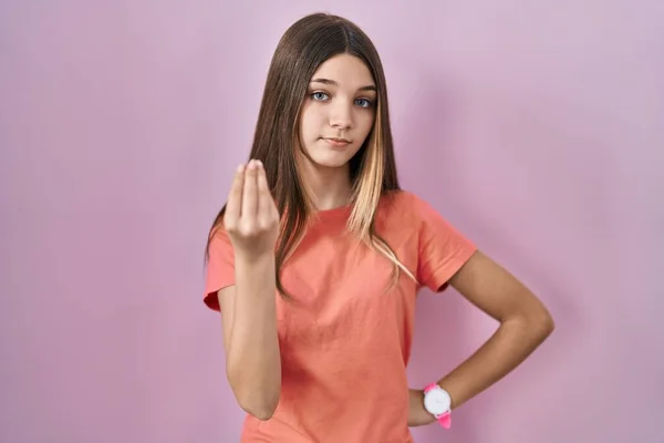 Adolescente Chica Pie Sobre Fondo Rosa Haciendo Gesto Italiano Con —  Fotos de Stock