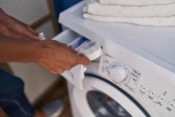 Young Beautiful Hispanic Woman Pouring Detergent Washing Machine Laundry Room — Stockfoto