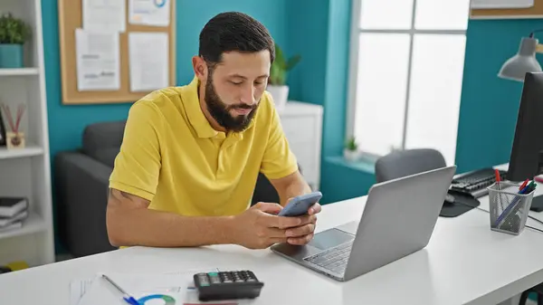 Молодий Іспаномовний Працівник Бізнесу Використовує Ноутбук Смартфон Працює Офісі — стокове фото