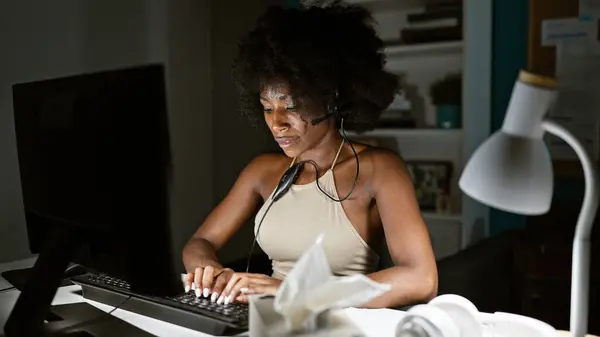 Trabajadora Negocios Afroamericana Usando Computadora Auriculares Oficina —  Fotos de Stock
