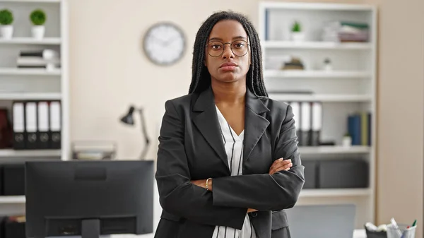 Africano Americano Mulher Empresária Com Braços Cruzados Gesto Expressão Séria — Fotografia de Stock