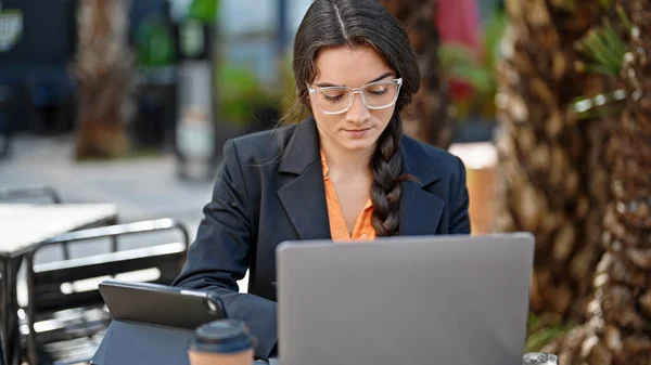 Jovem Bela Mulher Hispânica Trabalhador Negócios Usando Laptop Touchpad Sentado — Fotografia de Stock