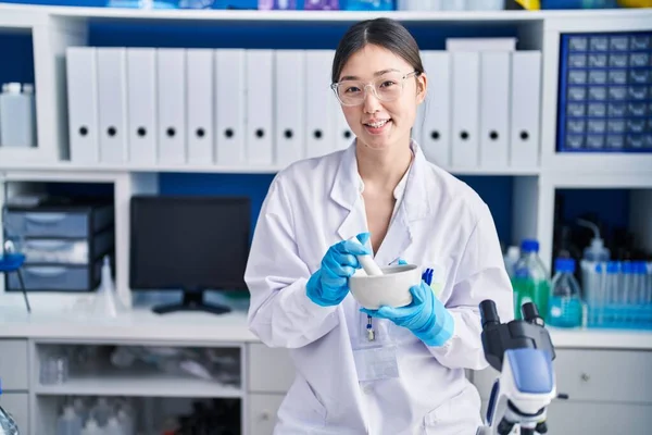 Kinesisk Ung Kvinna Arbetar Forskare Laboratorium Blanda Leende Med Ett — Stockfoto