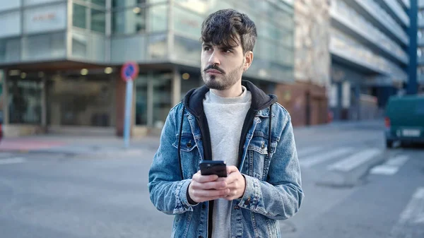 Νεαρός Ισπανός Που Χρησιμοποιεί Smartphone Στο Δρόμο — Φωτογραφία Αρχείου