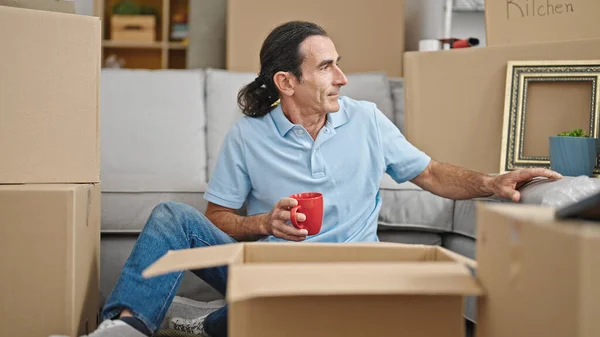 Hombre Mediana Edad Bebiendo Café Sentado Suelo Casa Nueva — Foto de Stock
