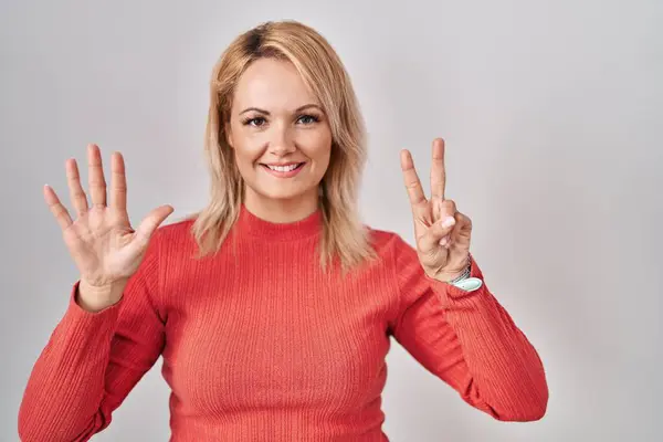 Blonde Woman Standing Isolated Background Showing Pointing Fingers Number Seven — Stock Photo, Image
