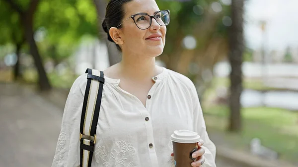 Jonge Mooie Spaanse Vrouw Glimlachend Drinken Take Away Koffie Het — Stockfoto