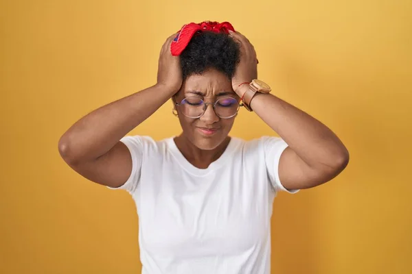 Young African American Woman Standing Yellow Background Suffering Headache Desperate —  Fotos de Stock