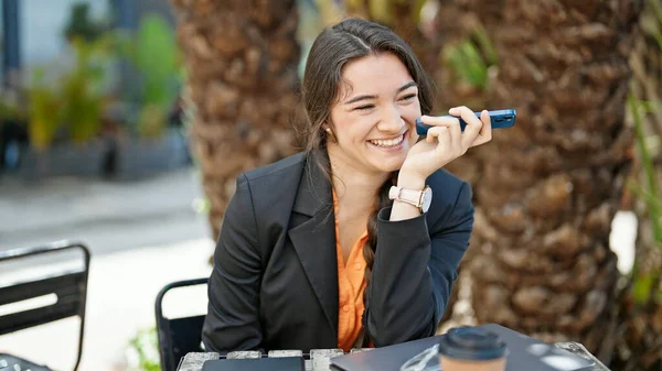 Молодая Красивая Латиноамериканка Бизнес Работница Отправляет Голосовое Сообщение Смартфоне Улыбаясь — стоковое фото