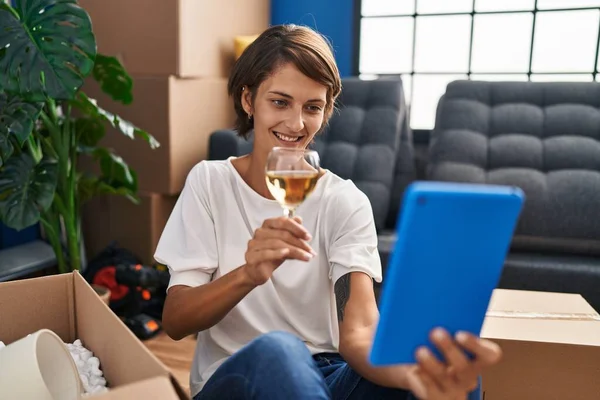 집에서 술마시는 비디오 통화를 아름다운 스페인 — 스톡 사진