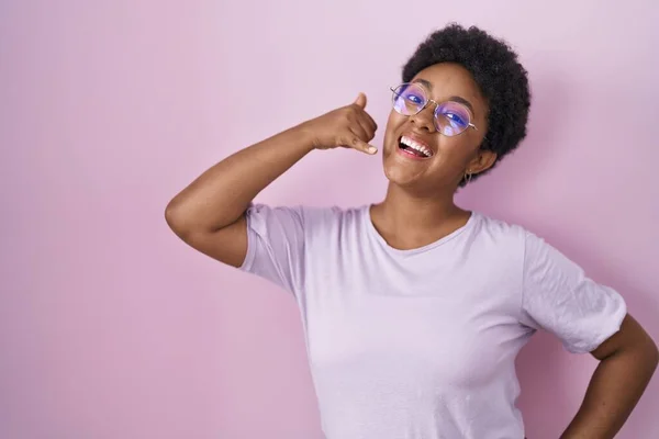 Genç Afro Amerikan Kadın Pembe Arka Planda Durup Gülümsüyor Telefonla — Stok fotoğraf