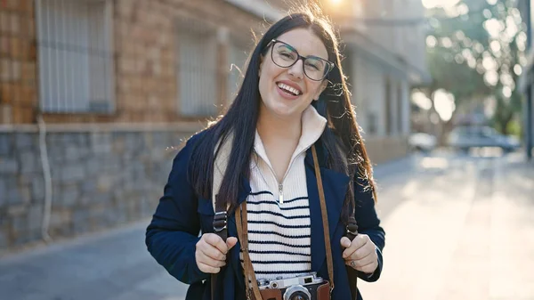 Junge Hispanische Touristin Mit Rucksack Und Kamera Lächelt Auf Der — Stockfoto
