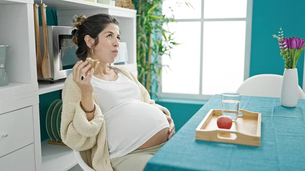 Mladá Těhotná Žena Snídaní Dotýkající Břicho Jídelně — Stock fotografie