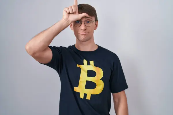 Homem Loiro Caucasiano Vestindo Camiseta Bitcoin Zombando Pessoas Com Dedos — Fotografia de Stock